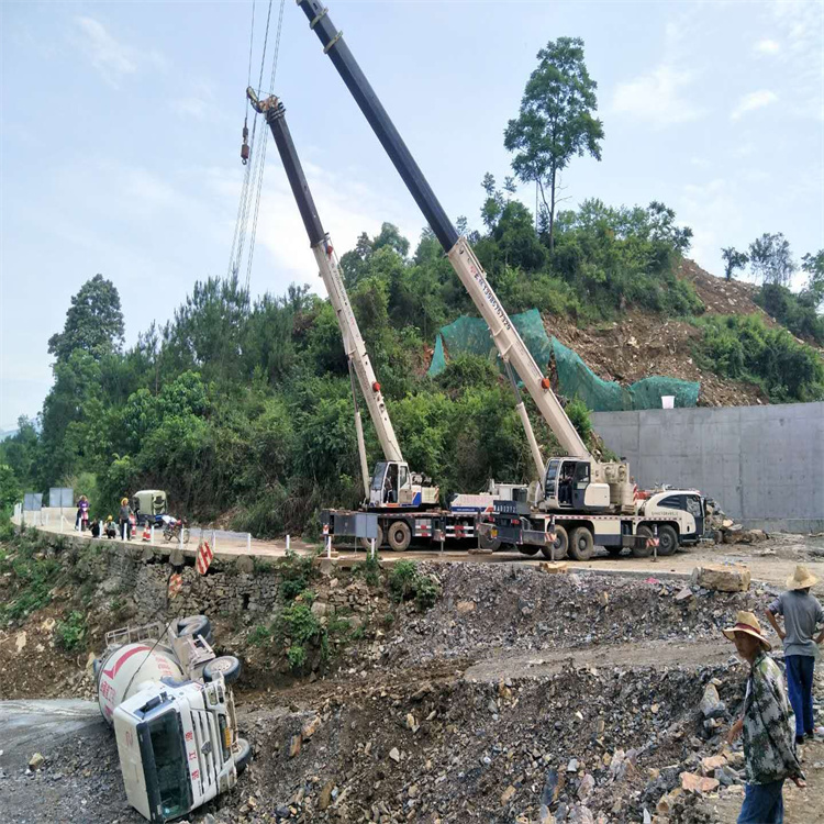 南县汽车掉沟里叫吊车救援要多少钱
